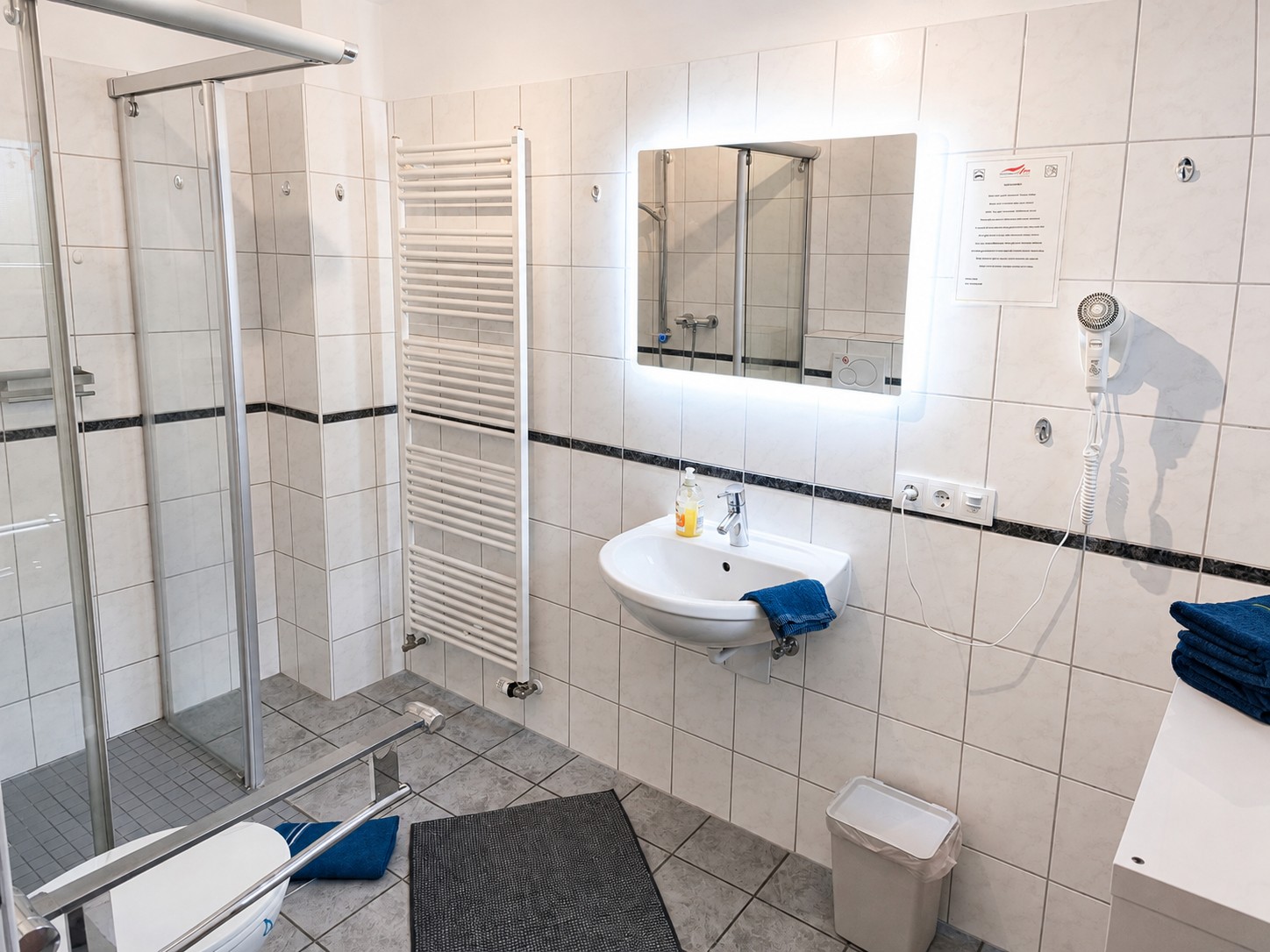 Behindertengerechtes Bad im Erdgeschoss des Ferienhauses Am Schloss
