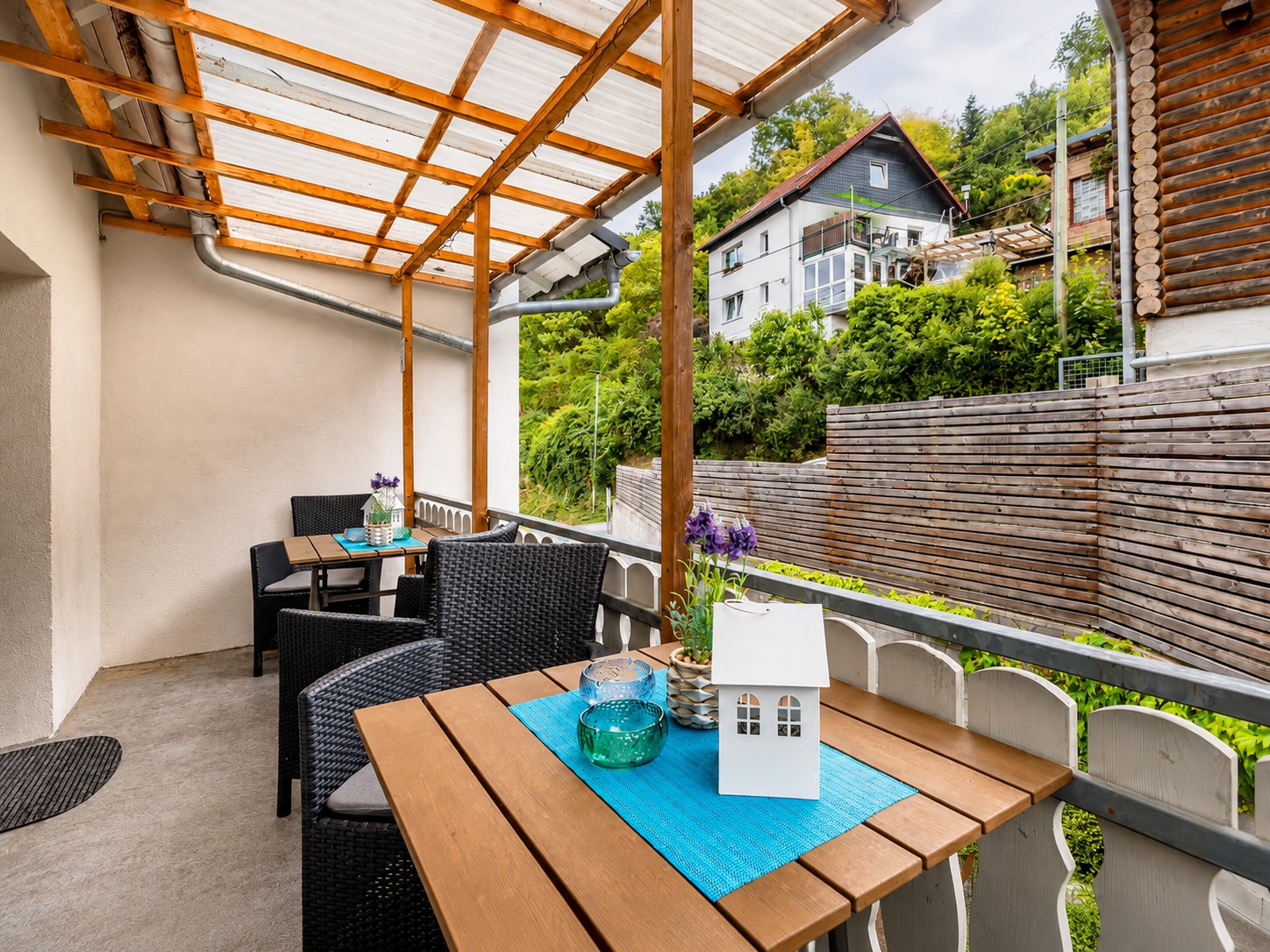 Überdachter Balkon