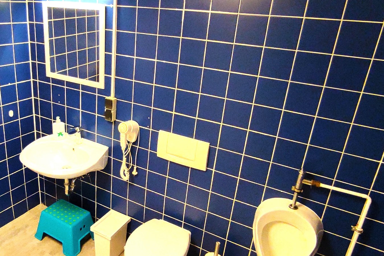 Bad im 1. Obergeschoss – Waschbecken, WC und Urinal