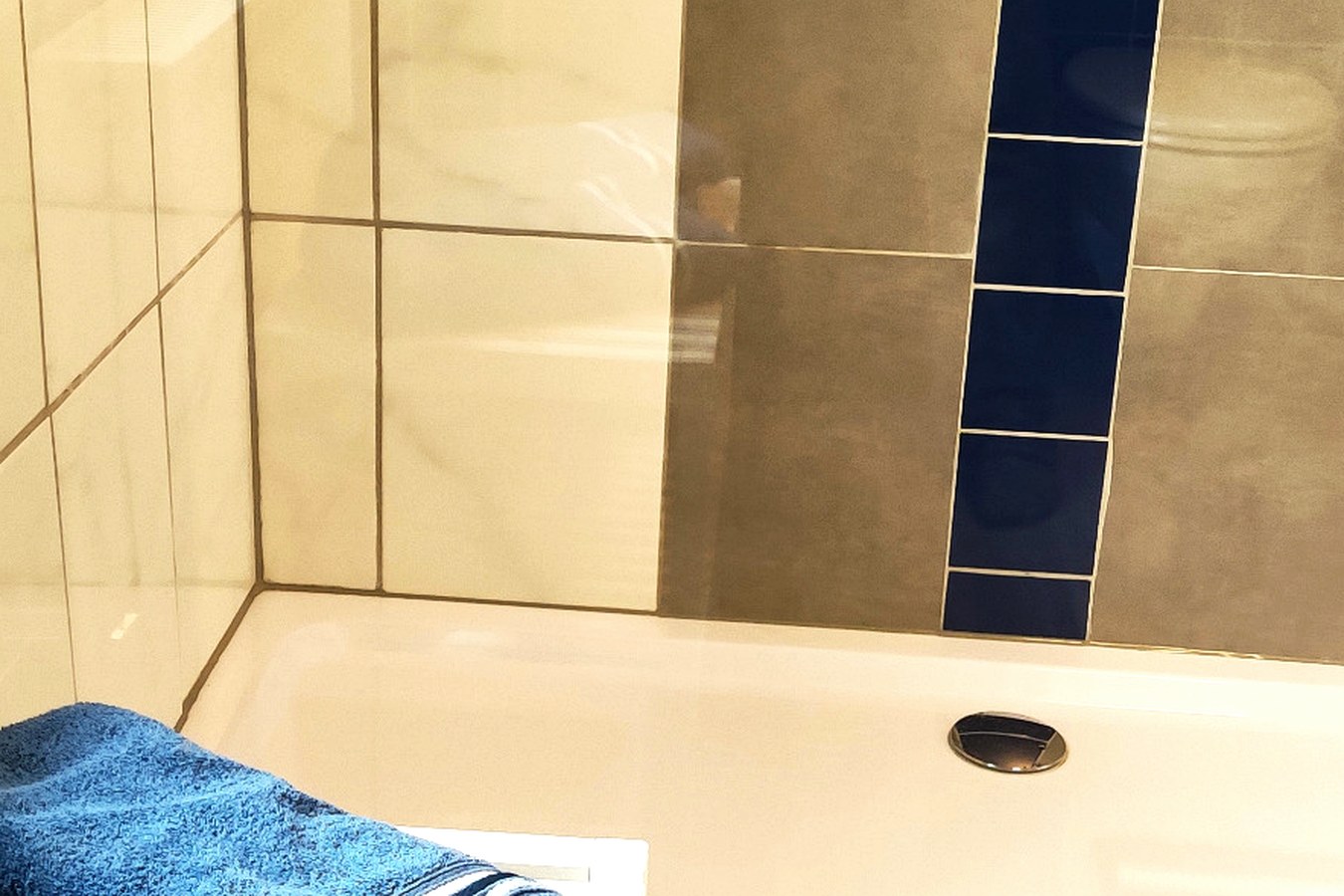 Bad im 1. Obergeschoss – Detailansicht Dusche und Handtücher