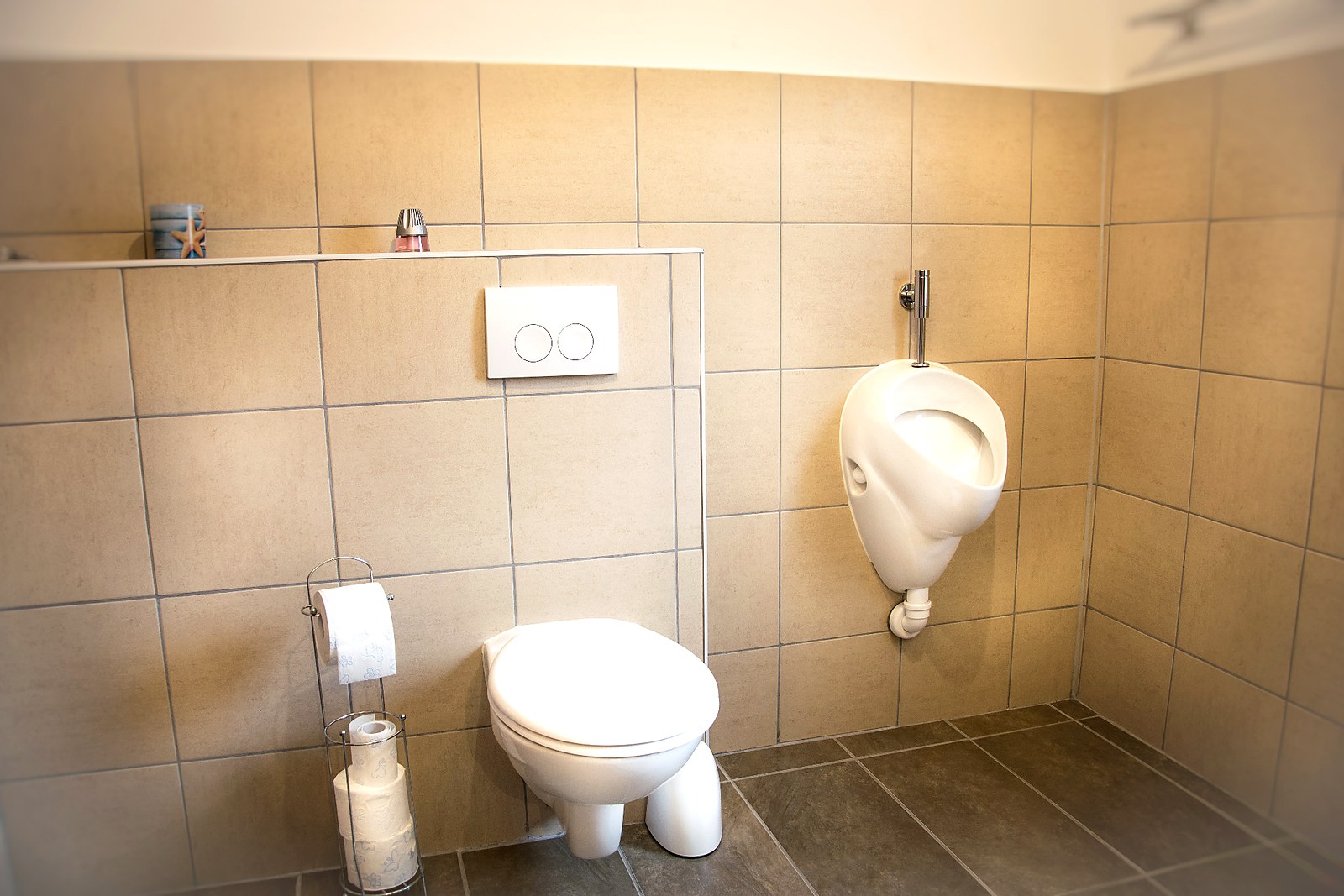 Bad im Erdgeschoss – WC und Urinal