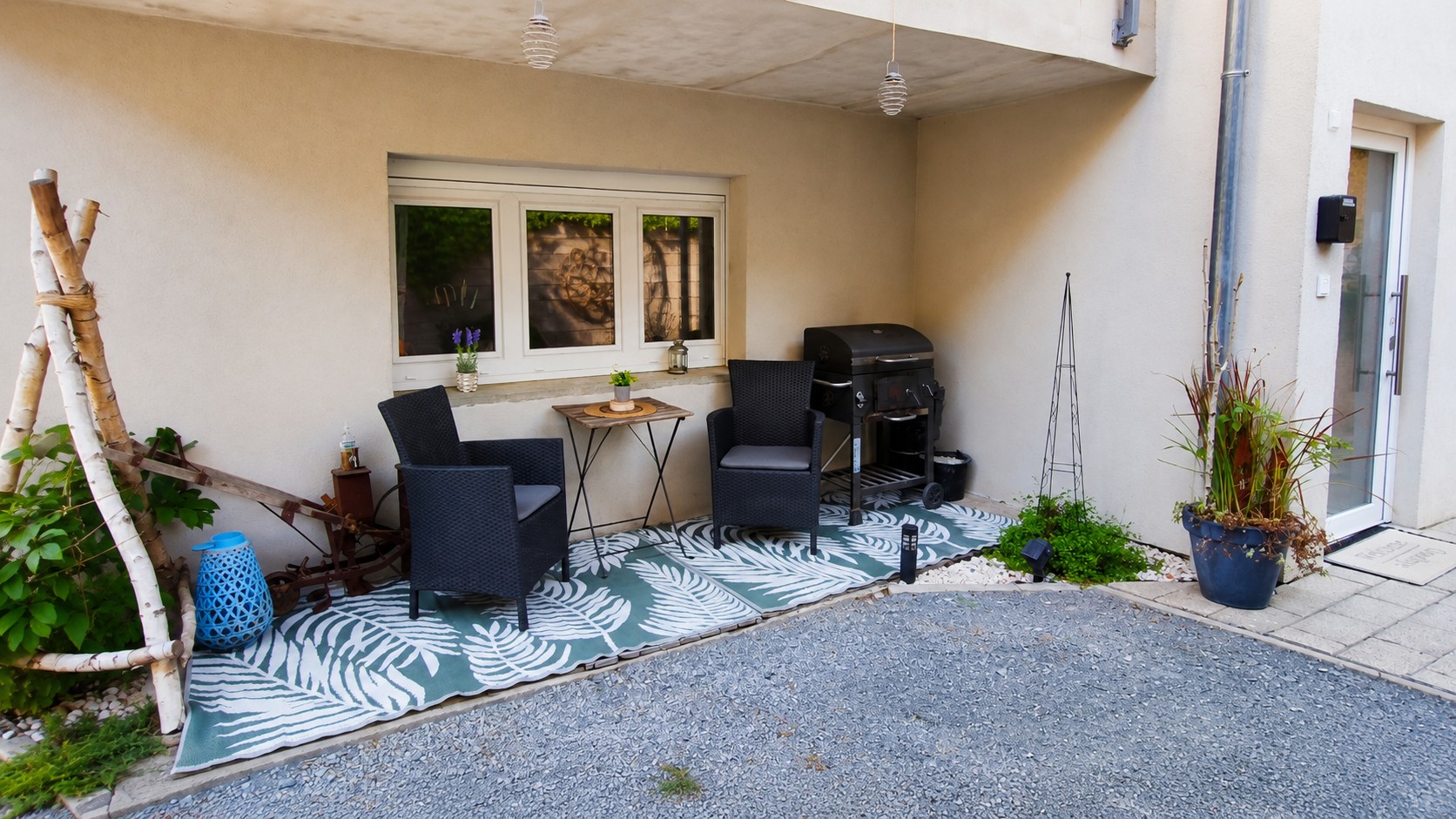 Überdachter Sitzbereich mit Grill im privaten Innenhof des Ferienhauses Zum Burgfried