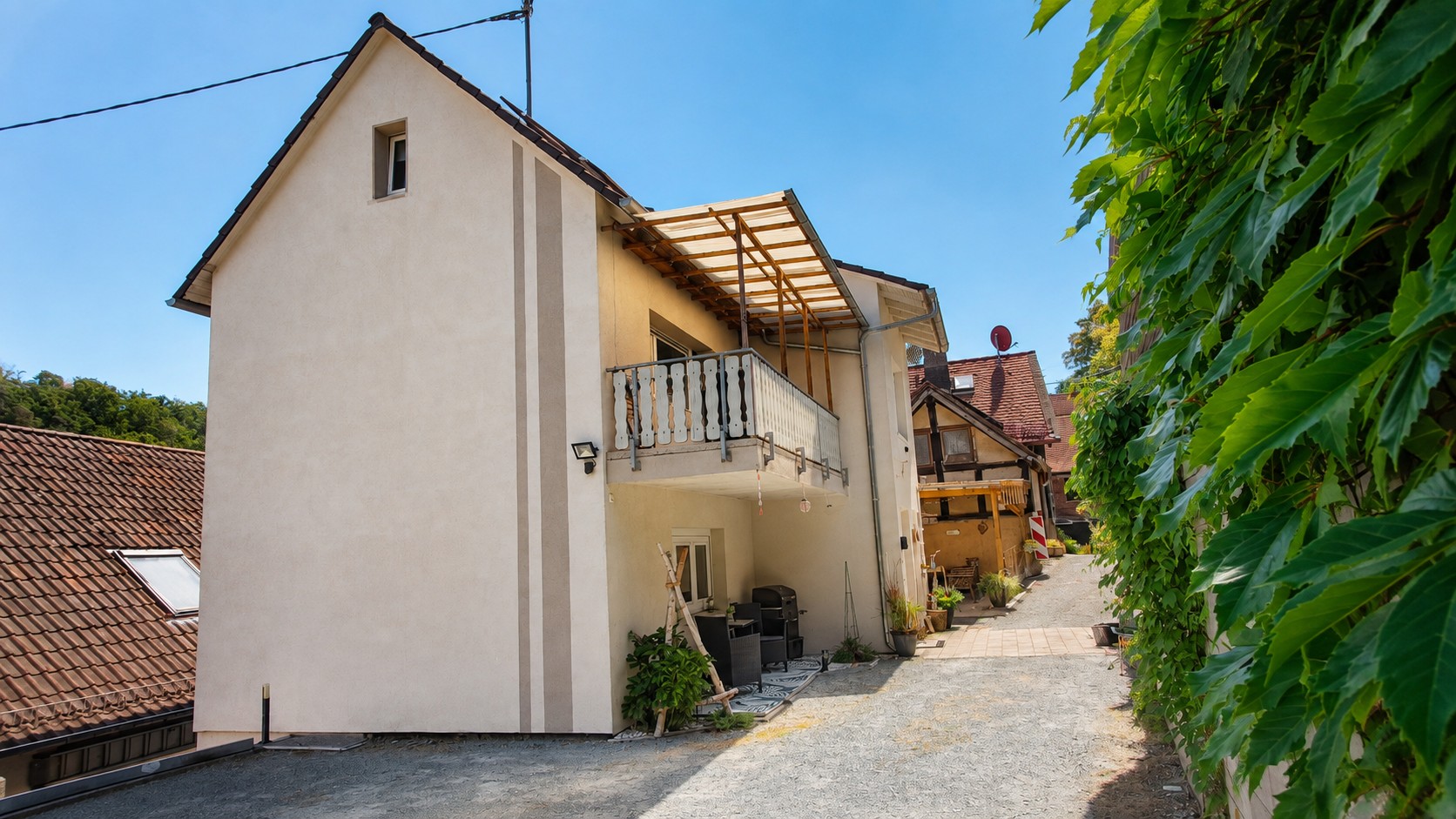 Hausansicht mit privatem Innenhof am Ferienhaus Zum Burgfried