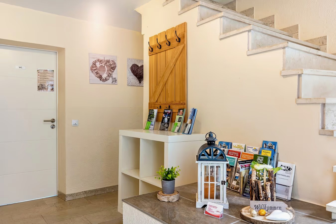 Treppenhaus und Informationsbereich im Ferienhaus Zum Burgfried