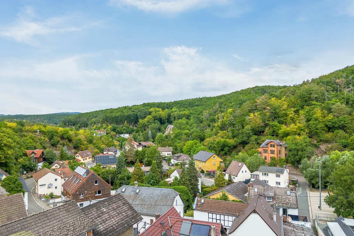 Blick über Kransberg und die grünen Hänge des Taunus