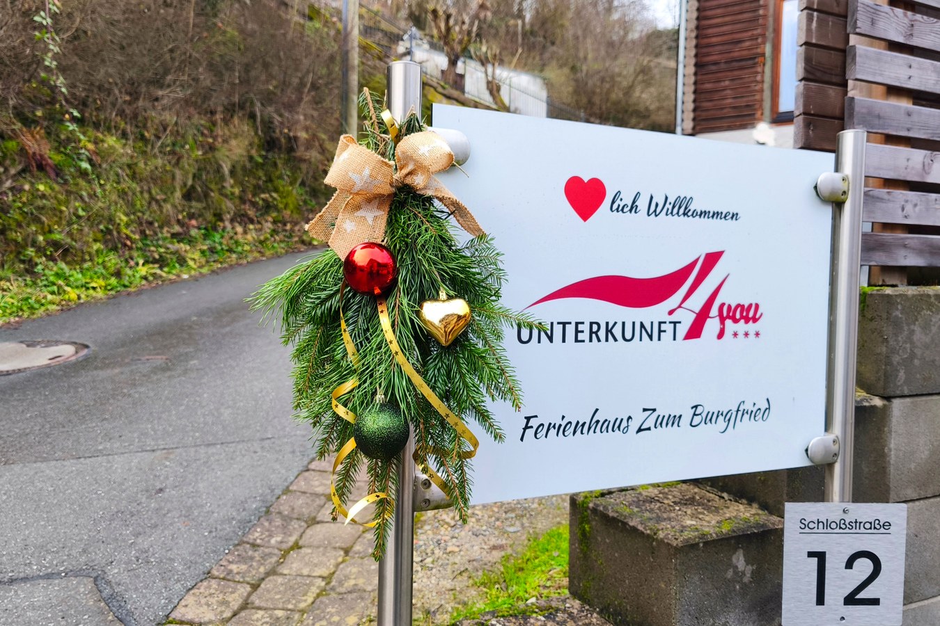 Willkommensschild am Ferienhaus Zum Burgfried