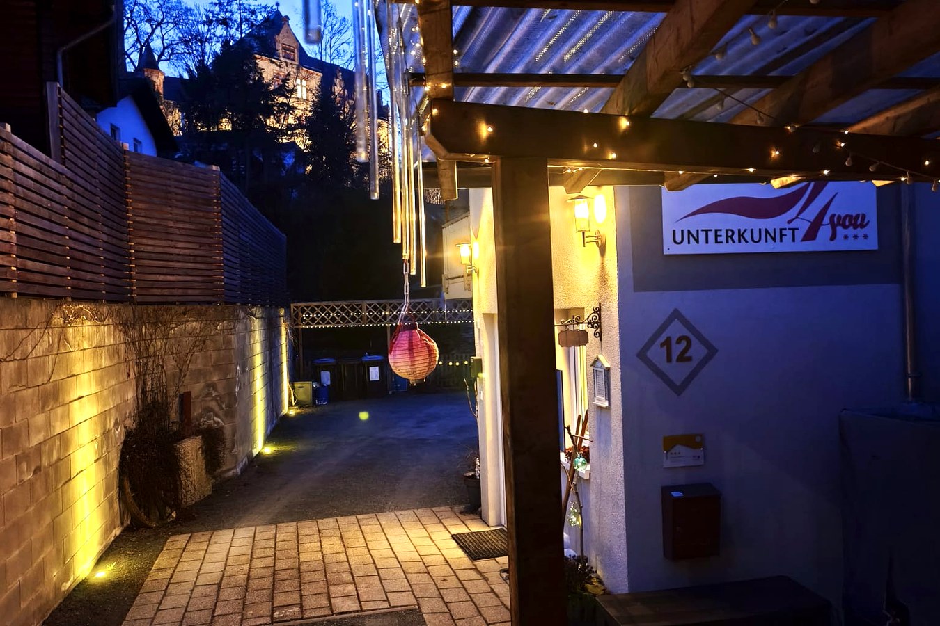 Hoffläche des Ferienhauses Zum Burgfried am Abend