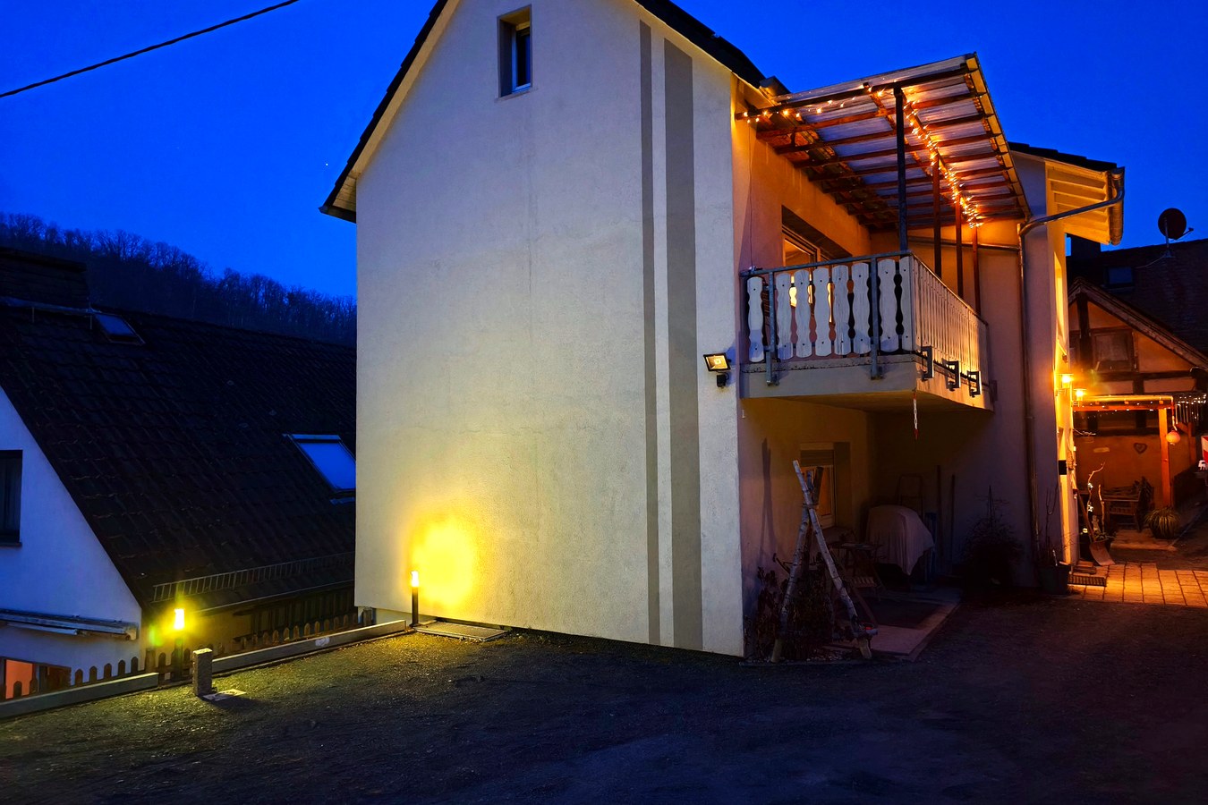 Beleuchtete Außenansicht des Ferienhauses Zum Burgfried am Abend